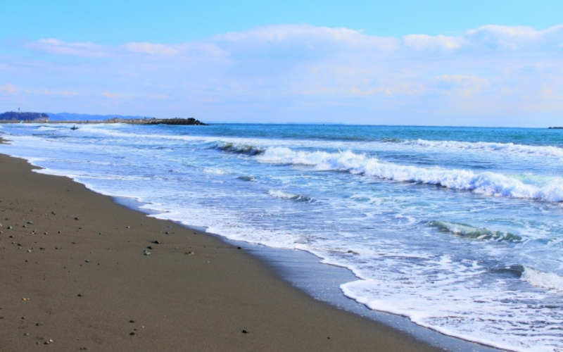 穏やかな波が繰り返し打ち寄せる湘南・茅ヶ崎の海岸。日常に寄り添う海の風景。