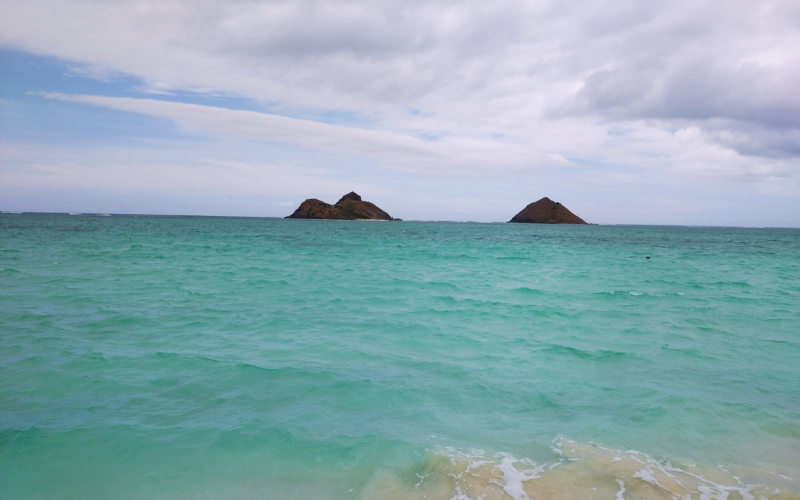 TUBEのアルバム「LANI KAI」を思わせる、ハワイ・ラニカイビーチの美しい海。