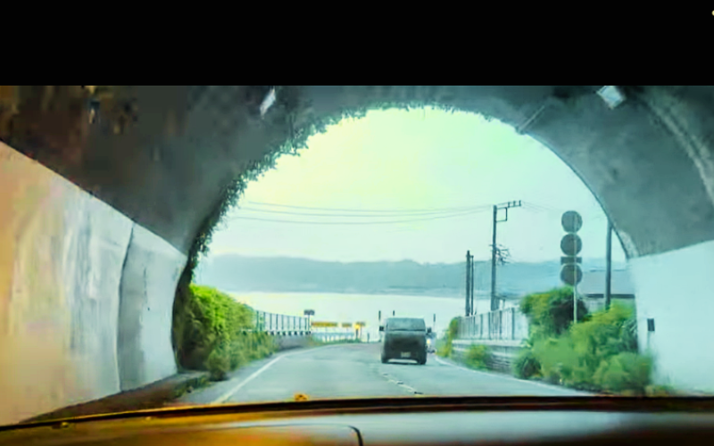湘南のトンネルを抜けた先に夏の海が広がる風景。車窓から見たTUBEとの再会を思わせる景色。