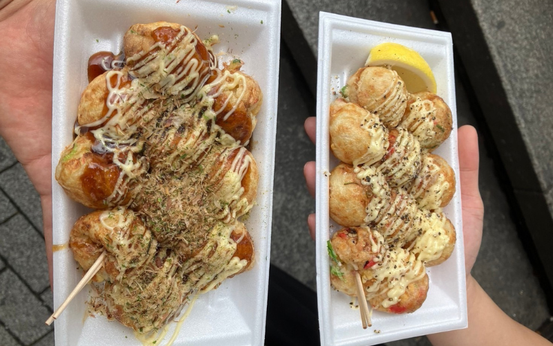 アメリカ村の人気店『甲賀流』のたこ焼き。ソースマヨとブラックペッパーソルト＆マヨネーズをシェア。