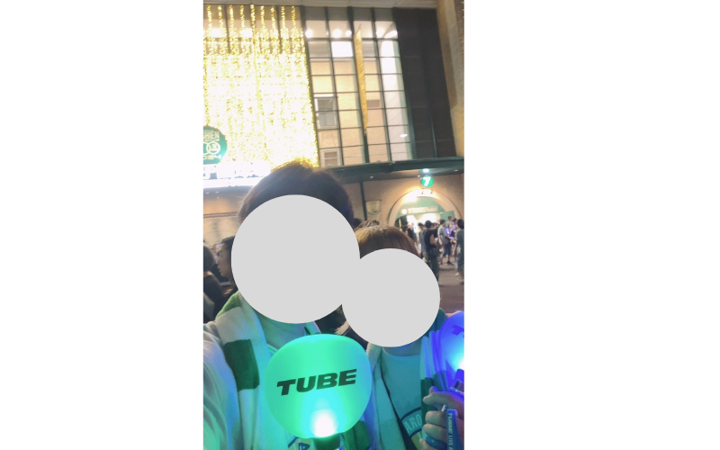 TUBE 2024年 甲子園ライブ後、ライトに照らされるスタジアム前で撮影した記念の一枚。感動と興奮の余韻が残る夜。