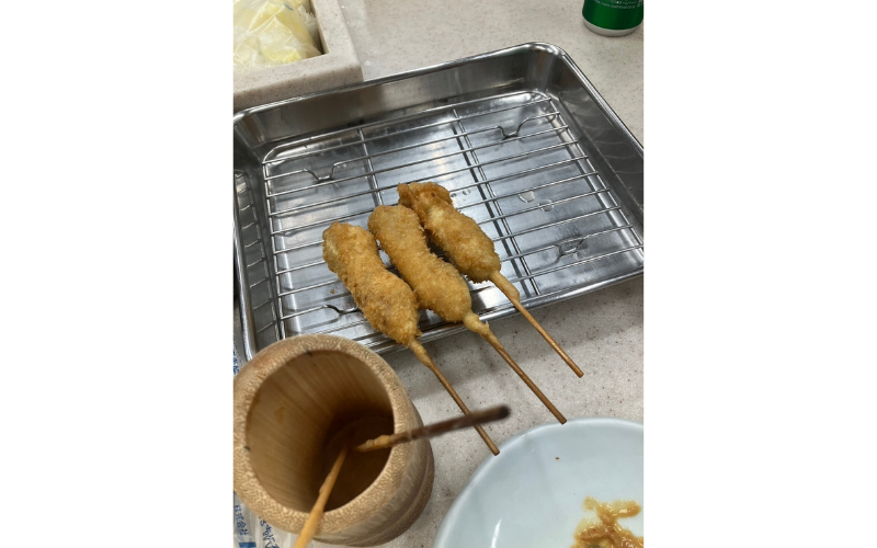 八重勝の串カツ。サクッと軽い衣に素材の旨味が詰まった名店の味。