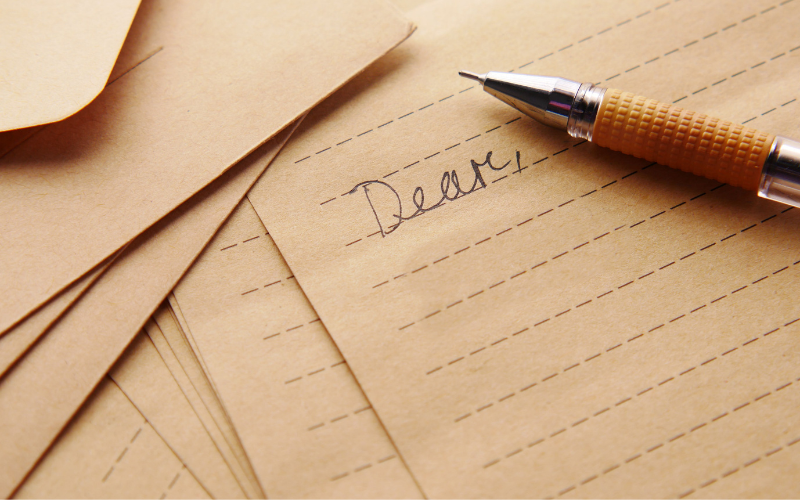 「Dear」と書かれた便箋とペン