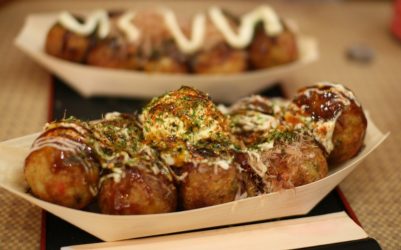 テーブルに並んだ2皿のたこ焼き