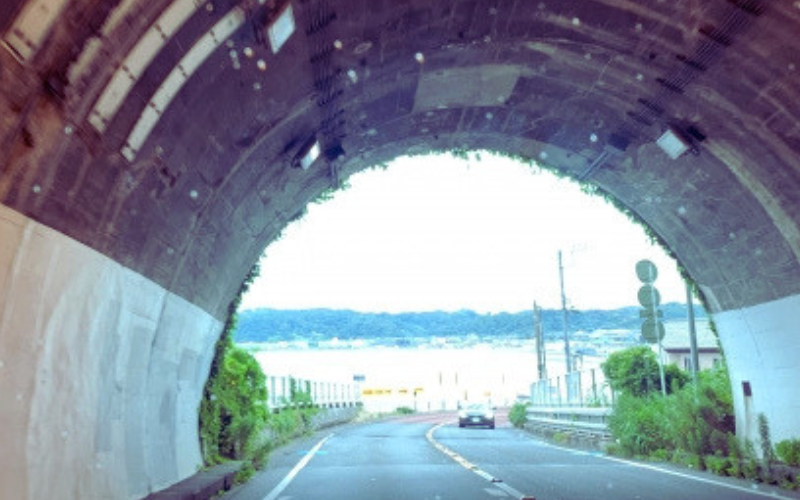 トンネルの先に海が広がる海沿いの道