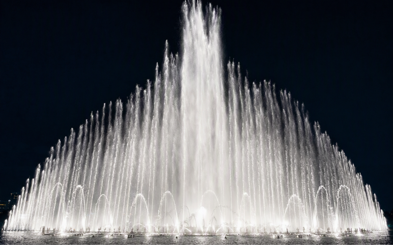 夜空へ高く舞い上がる白い噴水