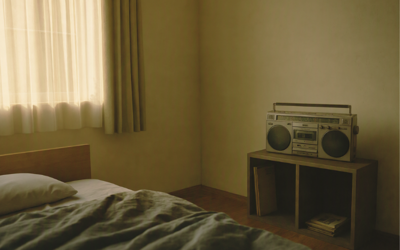 ラジカセのある静かな部屋にやわらかな光が差し込む様子